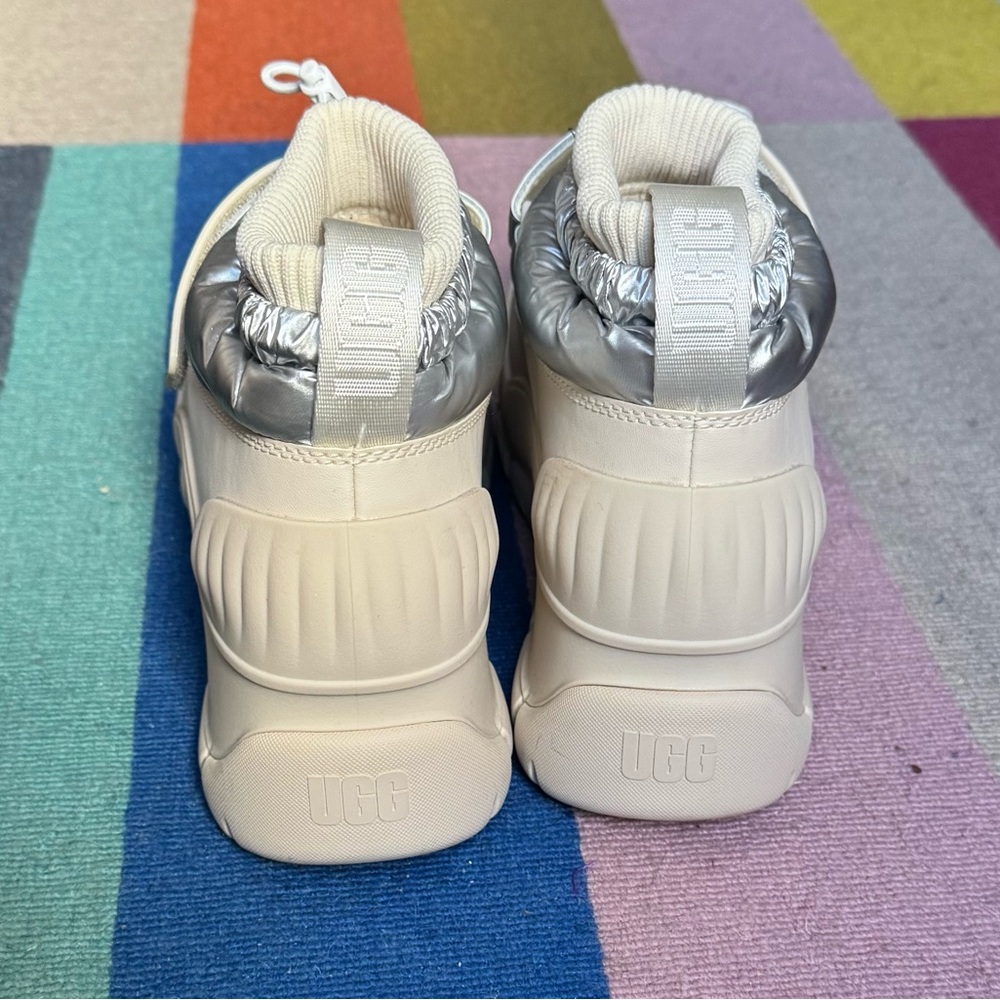 UGG Deckers ADIROAM ANKLE BOOT Women's US 8 EU 39 White and Silver - Picture 3 of 7
